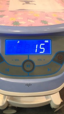 병원 아이 침대 아기 어린이 침대 유압 시스템은 25 킬로그램 부하 병원 아기 손수레 백색을 제어합니다